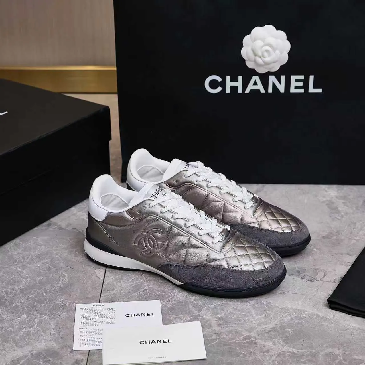 p560 Chanel Chanel - 2025 counter top casual sports shoes This classic design; the upper is electro-embroidered with a variety of craftsmanship; the outsole is fashionable and sporty; the extraordinary inclusion of a variety of color matching elements... The diversified mix and match is very beautiful and versatile, casual, fashionable, sports and outdoor can be taken into account... ꫛꫀꪝ Go➫ Materials: ❶Upper made of: Original imported mixed-breed sheep + craftsmanship ❷Inner uses: Original imported breathable sheepskin ❸ Outsole based on: Original TPU outsole Counter boutique packaging complete set Female 35–41 Male 39-45